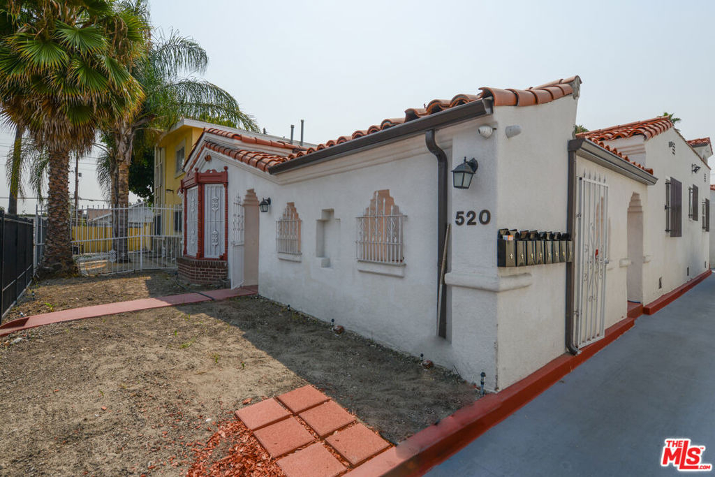 520 W 82nd Street - Photo 4