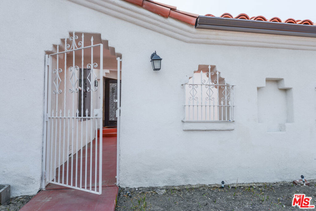 520 W 82nd Street - Photo 1