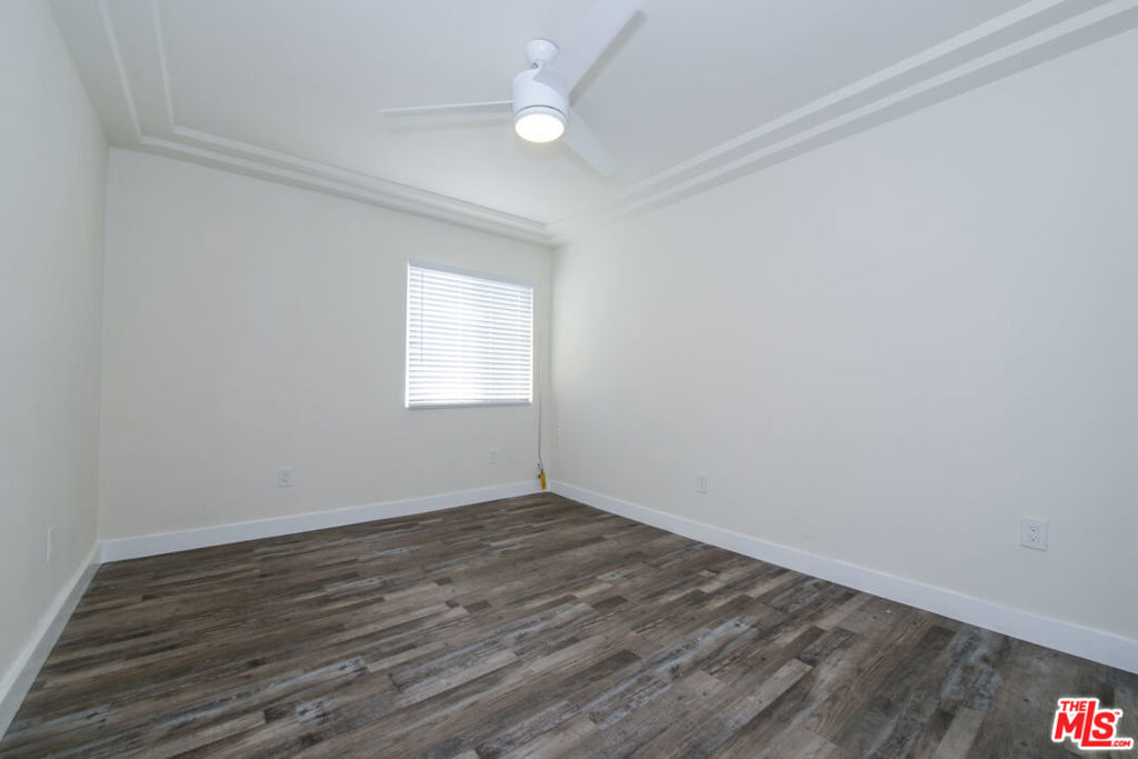 520 W 82nd Street - Photo 7