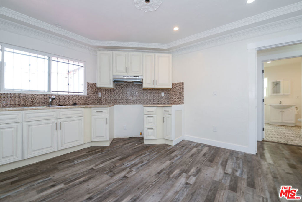 520 W 82nd Street - Photo 13