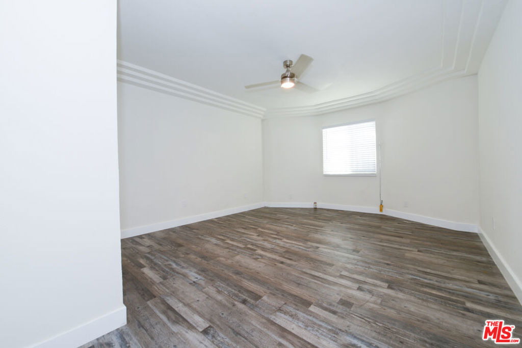 520 W 82nd Street - Photo 9