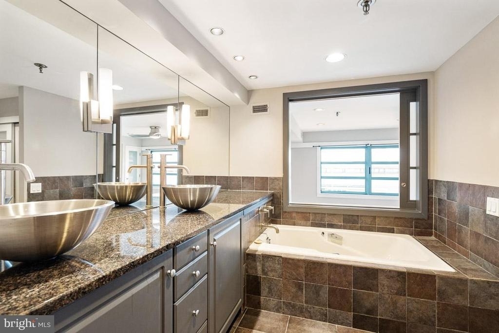 7 N Columbus Boulevard - Photo 15