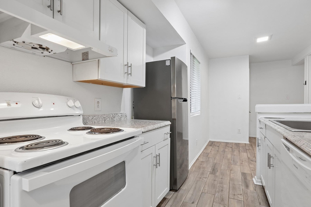6803 Woodhue Dr - Photo 5