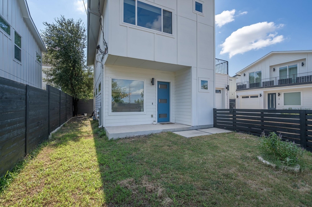 1419 Montopolis Dr - Photo 1