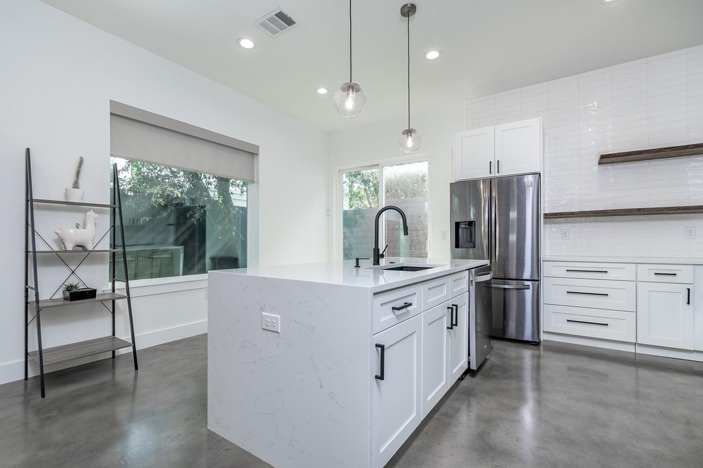 1419 Montopolis Dr - Photo 9