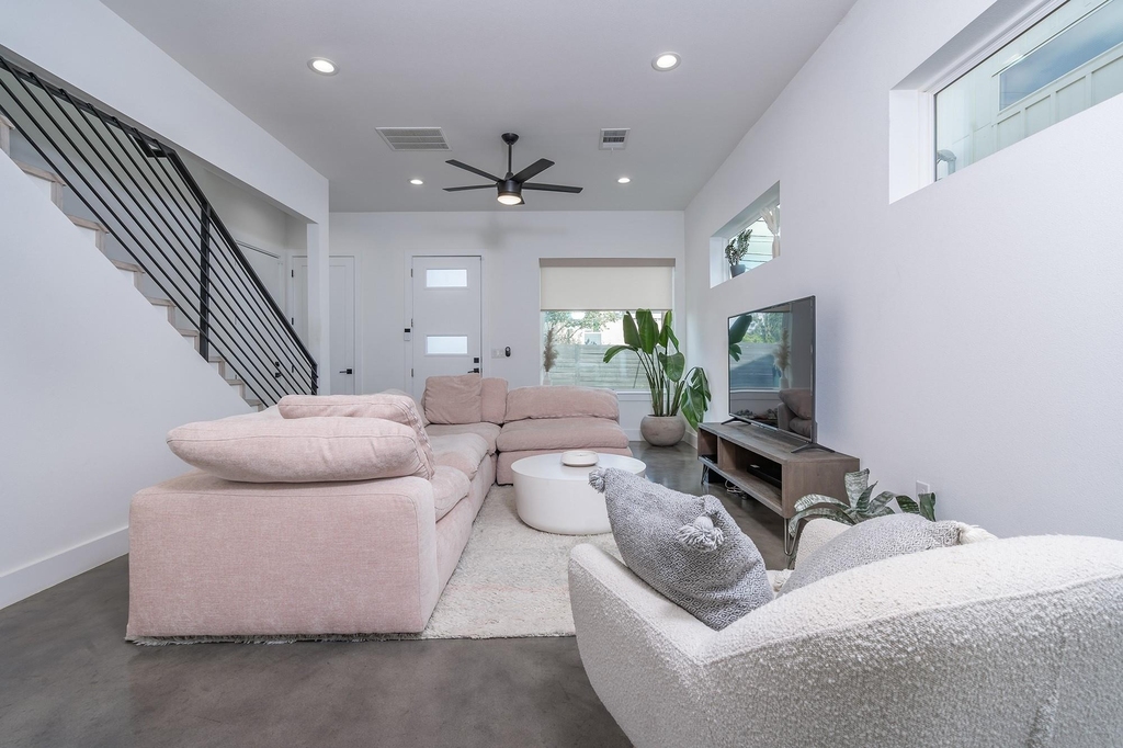 1419 Montopolis Dr - Photo 6