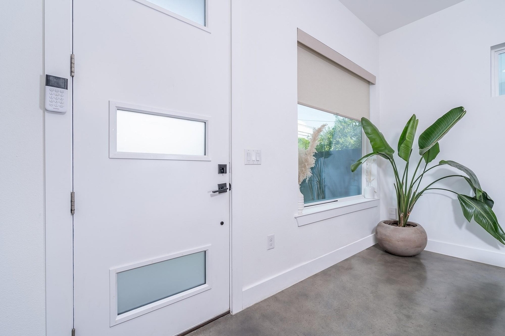 1419 Montopolis Dr - Photo 4
