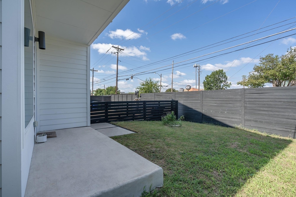 1419 Montopolis Dr - Photo 2