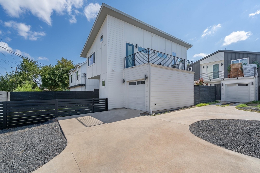1419 Montopolis Dr - Photo 0