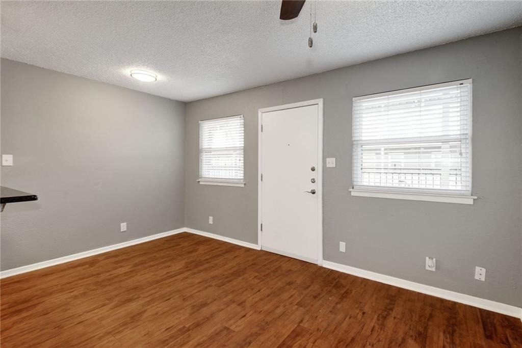 2401 Manor Rd - Photo 11