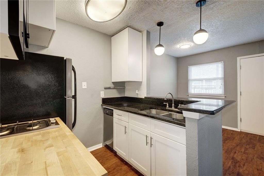 2401 Manor Rd - Photo 3