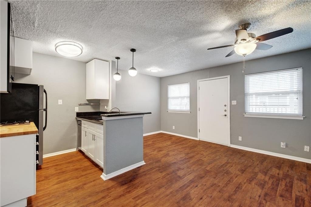 2401 Manor Rd - Photo 6