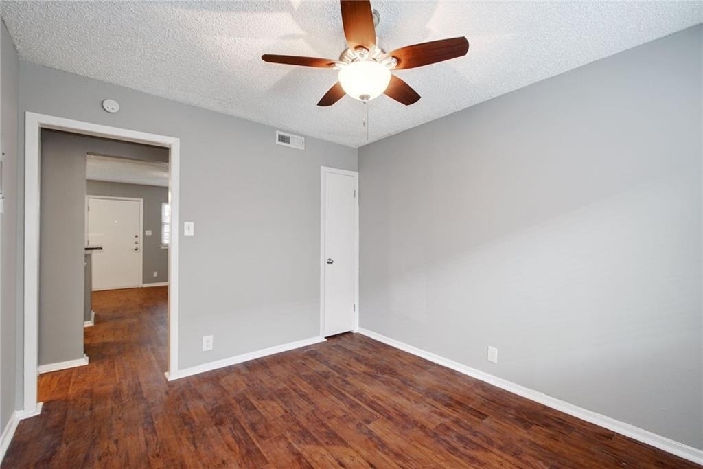 2401 Manor Rd - Photo 8