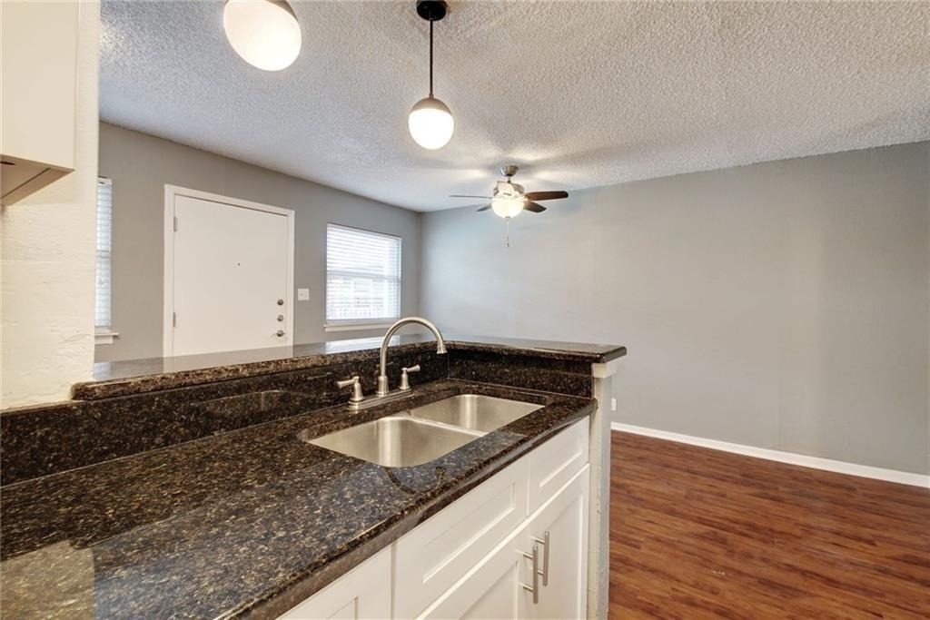 2401 Manor Rd - Photo 4