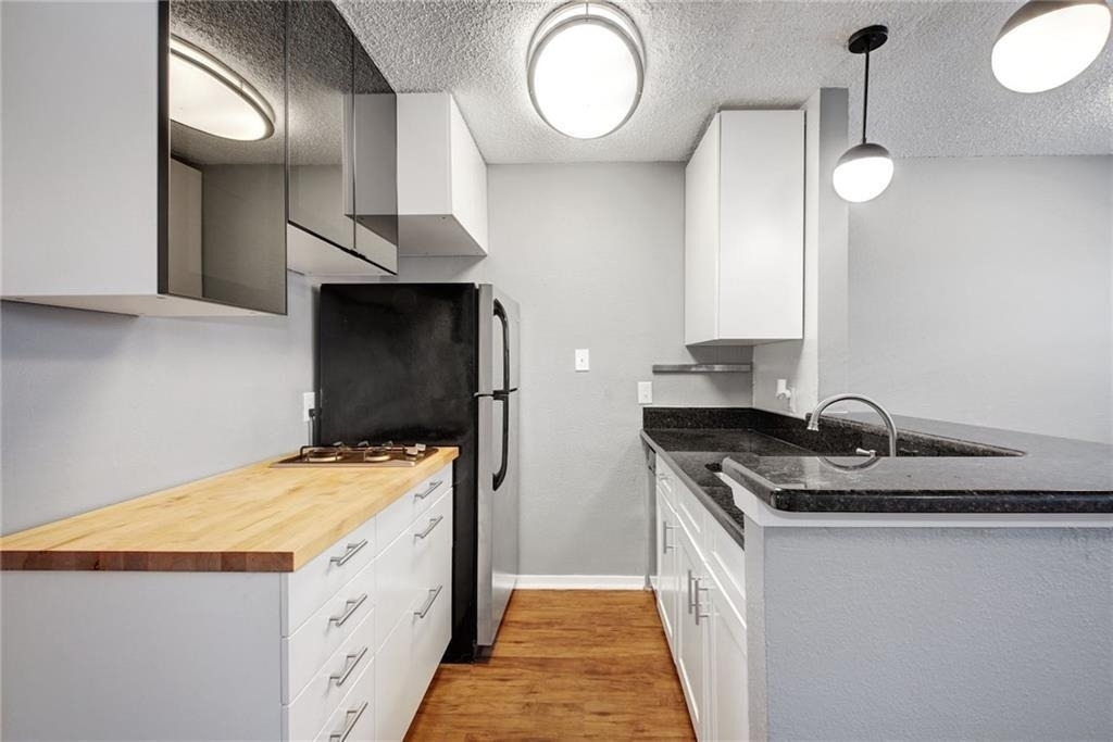 2401 Manor Rd - Photo 2