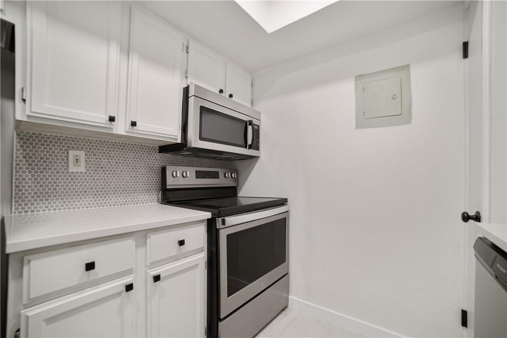 2600 Penny Ln - Photo 7