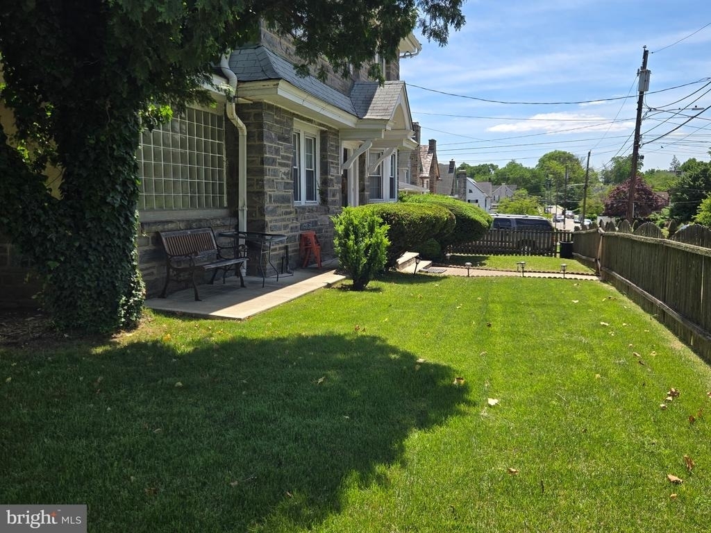 1806 Garrett Road - Photo 2
