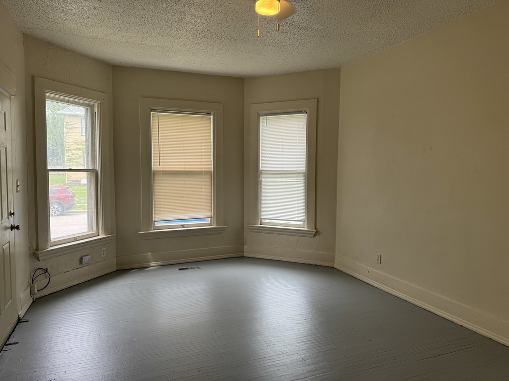 1421 Grand Avenue - Photo 2