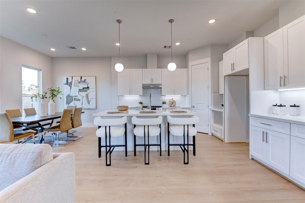 5138 Rosslyn Road - Photo 0