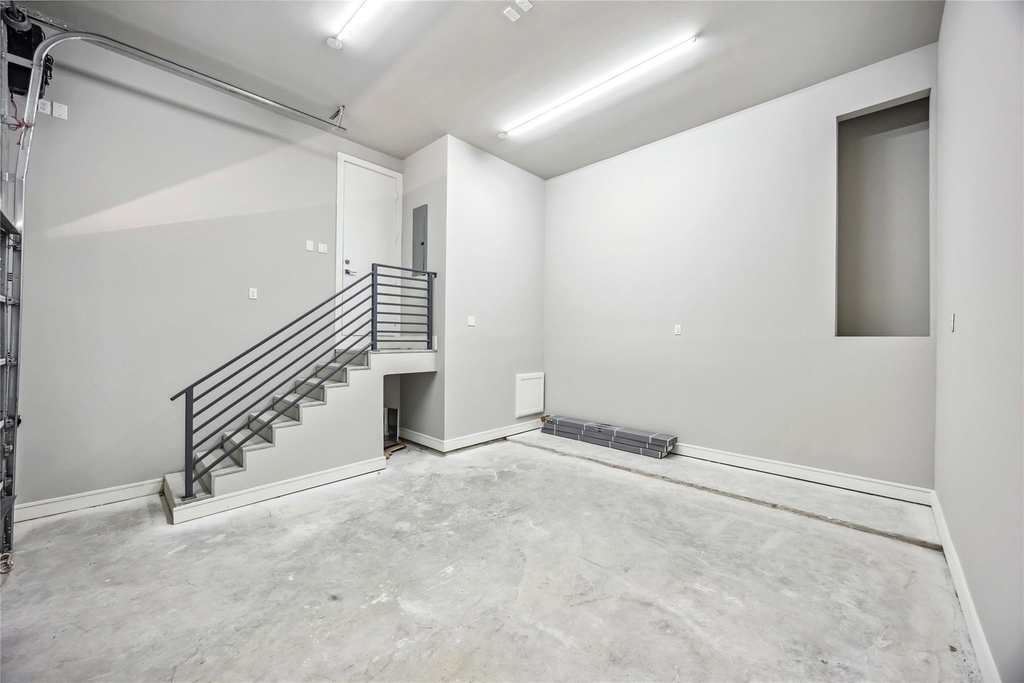 1111 W 21st Street - Photo 32