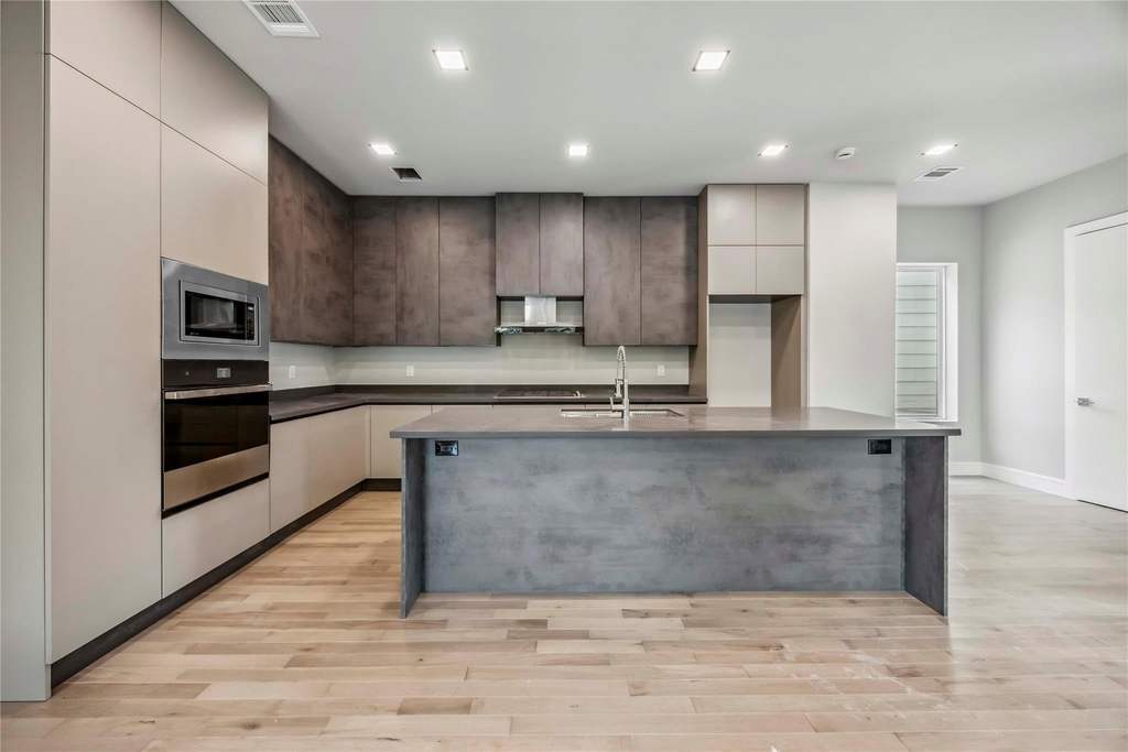 1111 W 21st Street - Photo 16