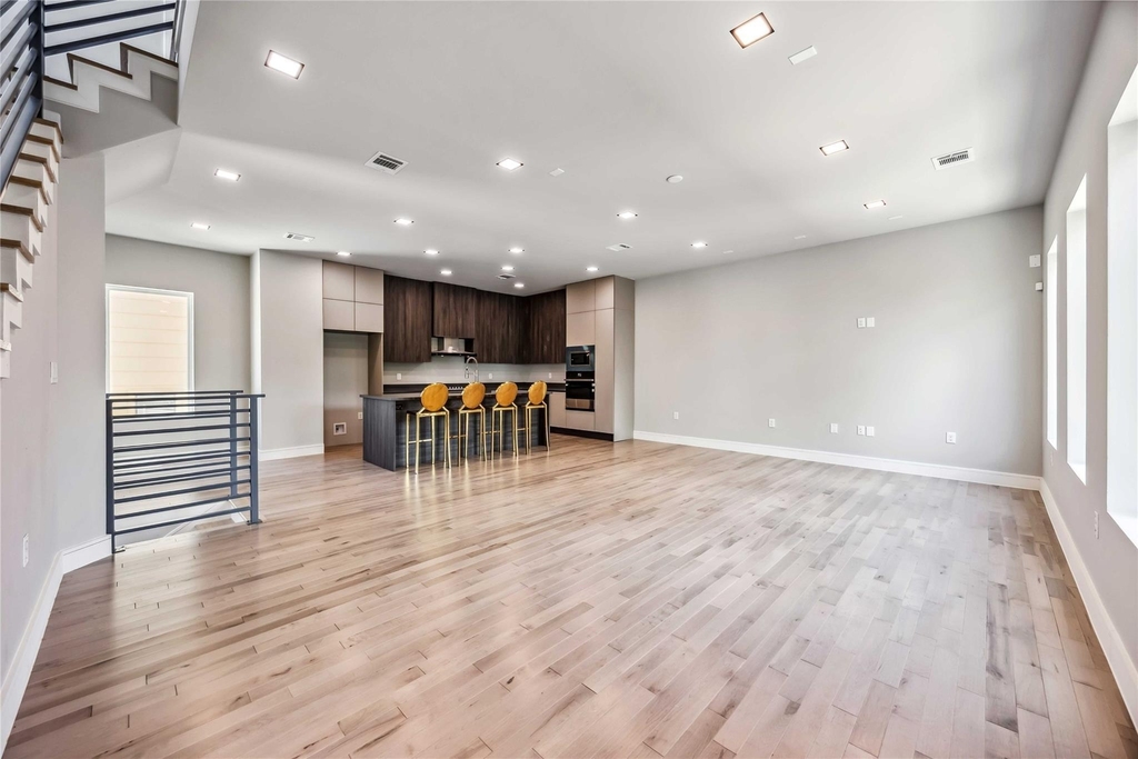 1111 W 21st Street - Photo 8