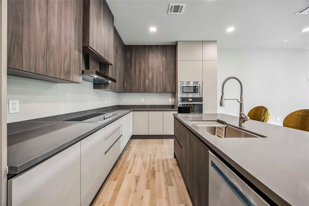 1111 W 21st Street - Photo 5