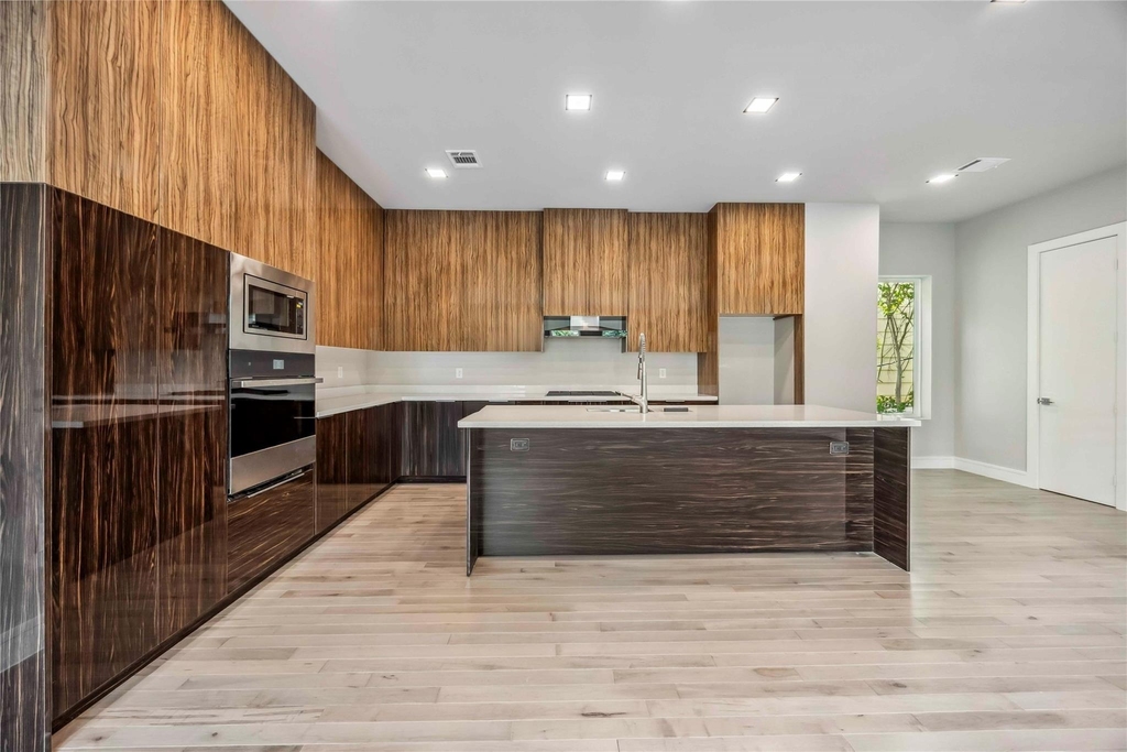 1111 W 21st Street - Photo 13