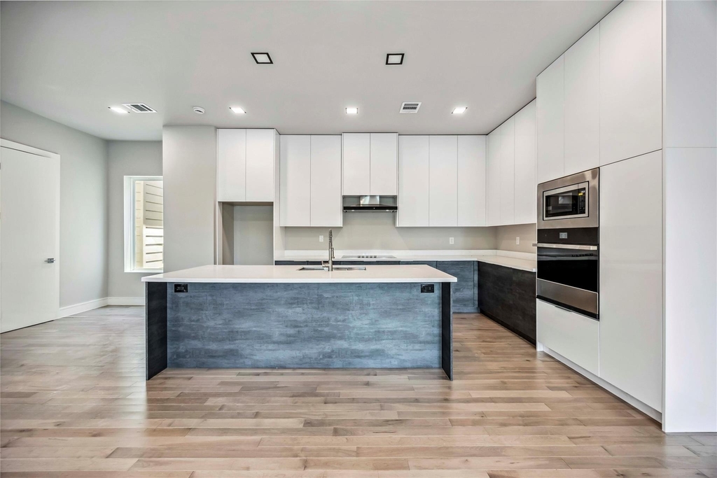 1111 W 21st Street - Photo 9