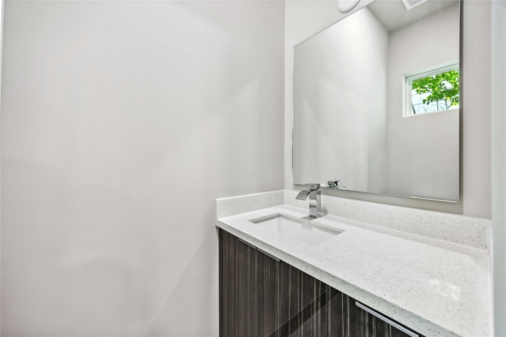 1111 W 21st Street - Photo 25