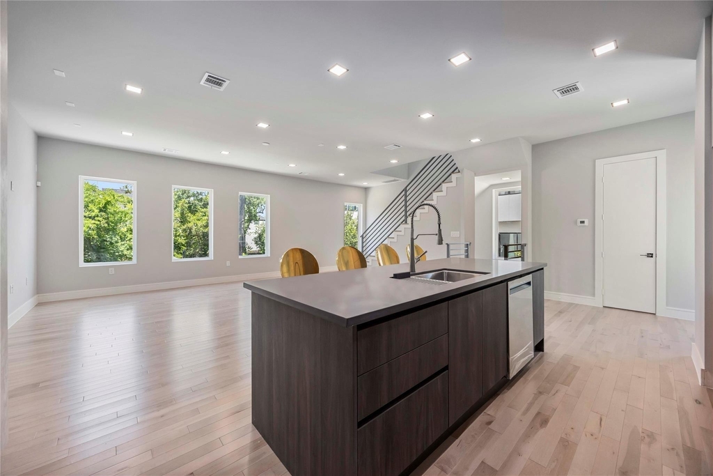 1111 W 21st Street - Photo 6