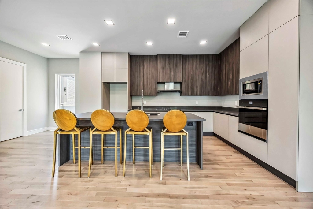 1111 W 21st Street - Photo 3