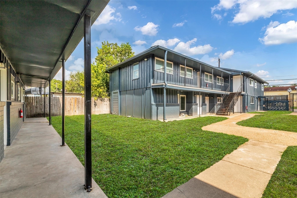 4706 Yellowstone Boulevard - Photo 3