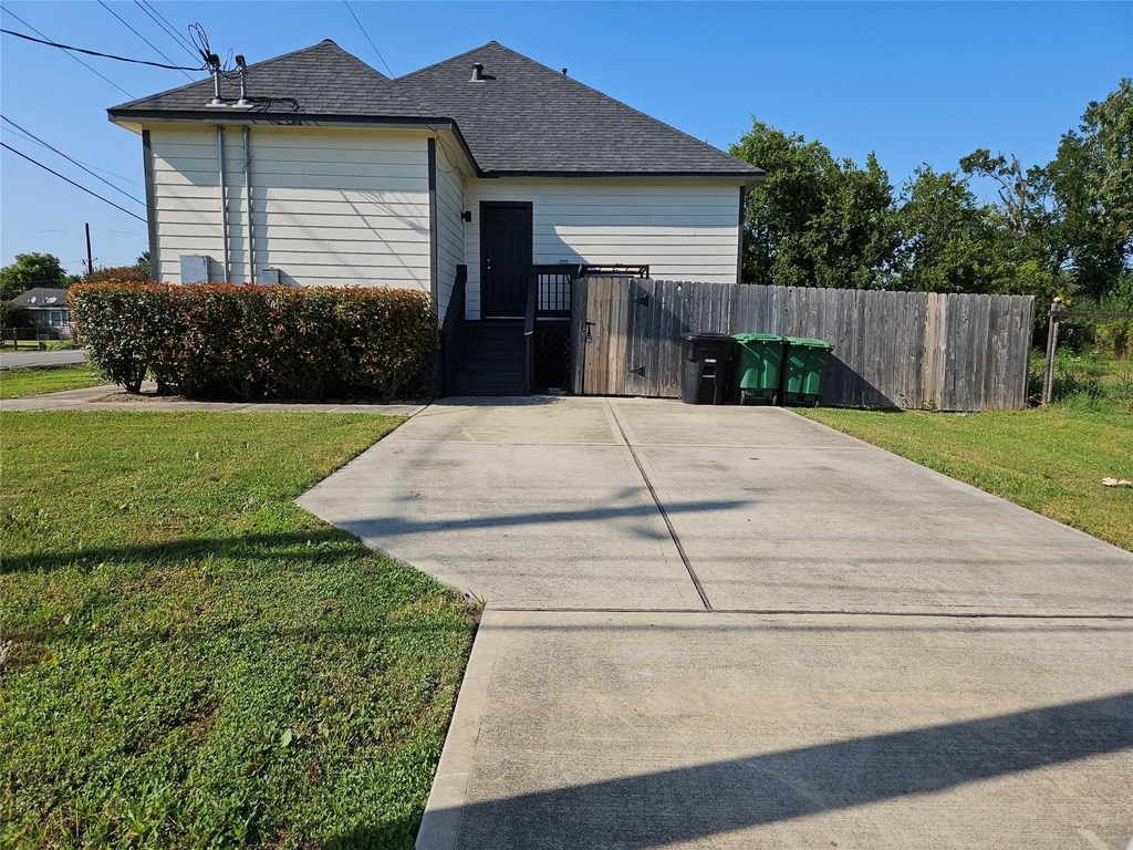 4801 Wenda Street - Photo 2