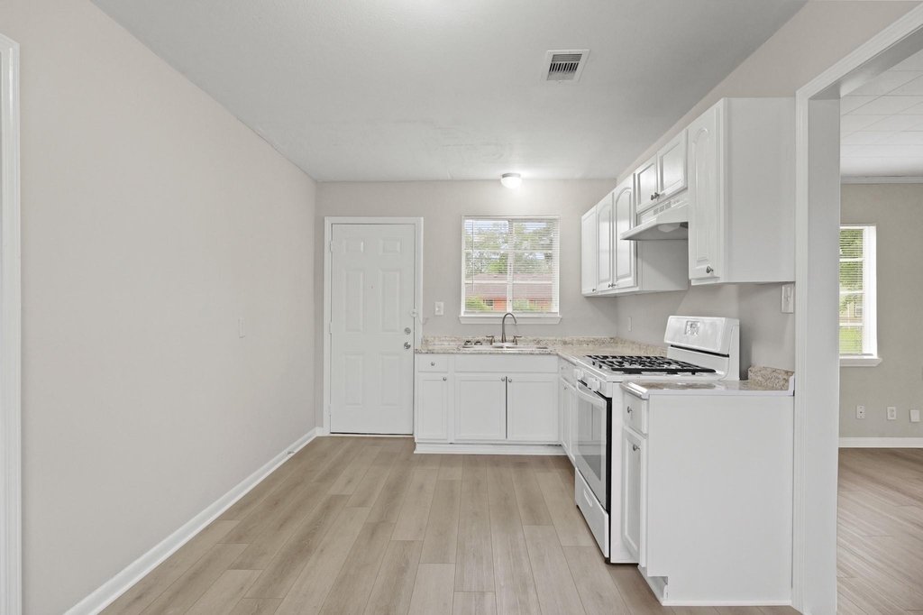 9133 Woodlyn Road - Photo 3