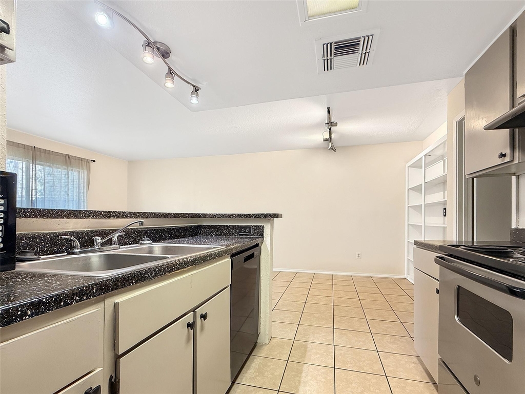 12905 Woodforest Boulevard - Photo 9