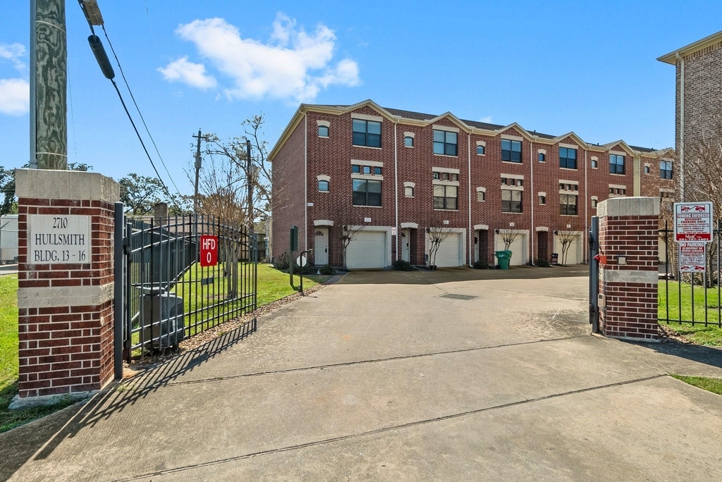 2710 Hullsmith Drive - Photo 2