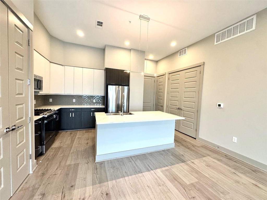 401 W 25th Street - Photo 12