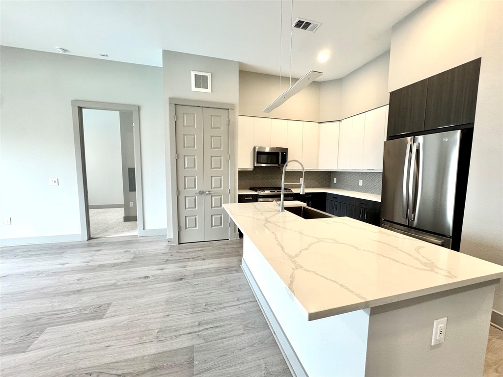 401 W 25th Street - Photo 2