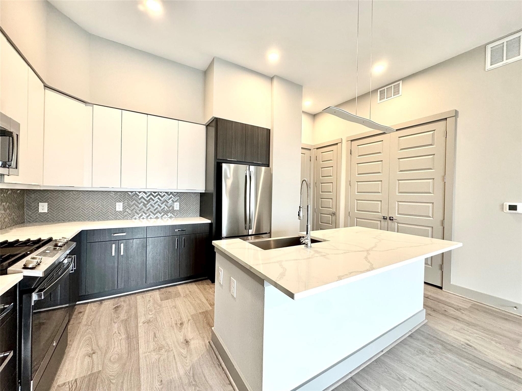 401 W 25th Street - Photo 4