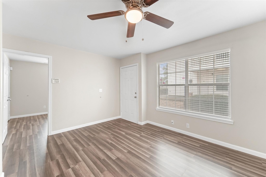 512 Hollyhock Streets - Photo 5