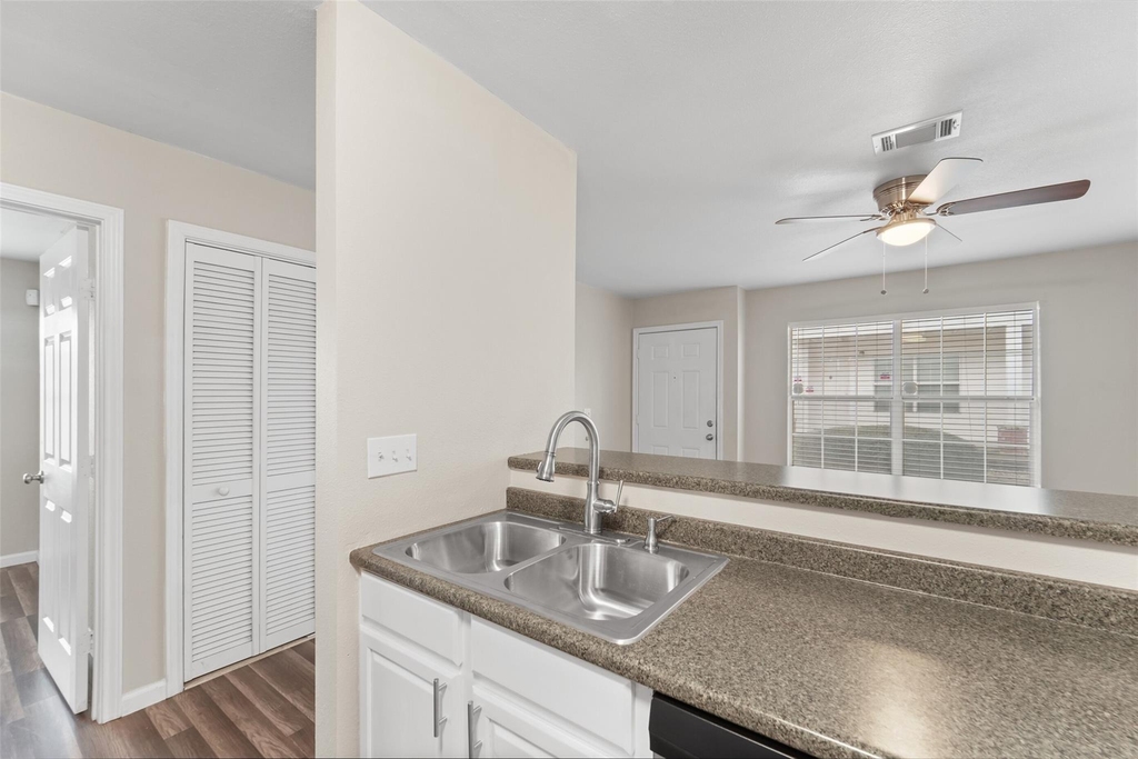 512 Hollyhock Streets - Photo 8