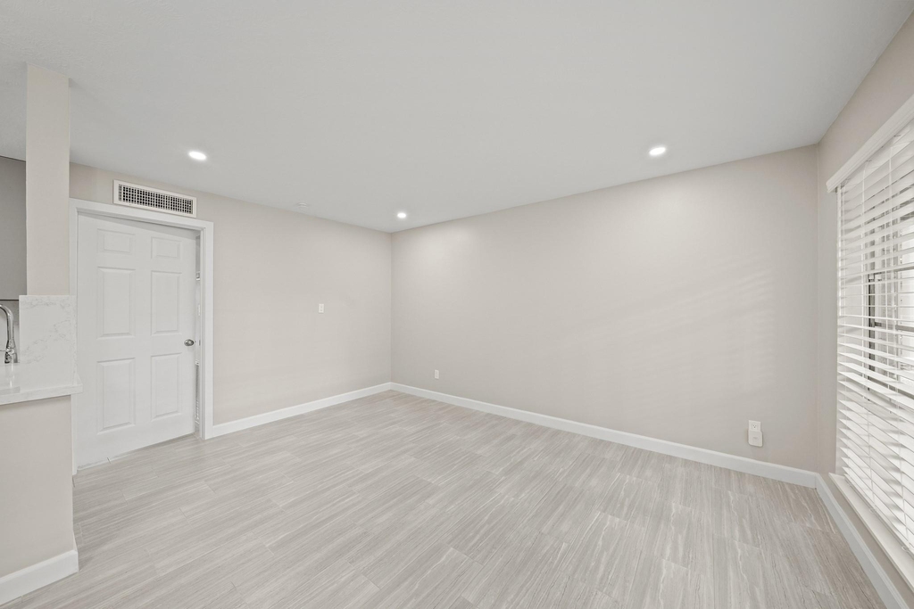 2201 Fountain View Drive - Photo 3