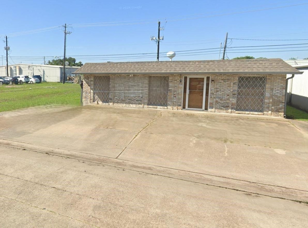 1301 N Avenue H - Photo 2