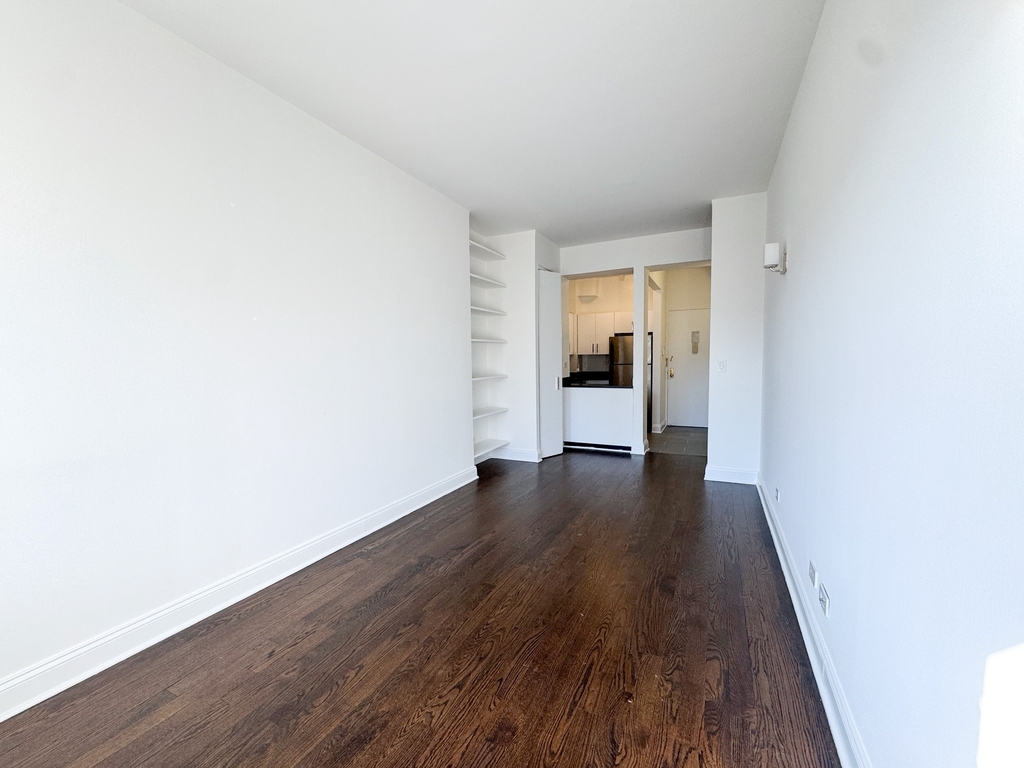 235 West 22nd Street - Photo 3