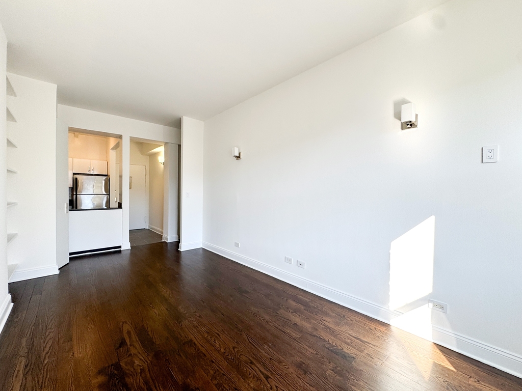 235 West 22nd Street - Photo 4