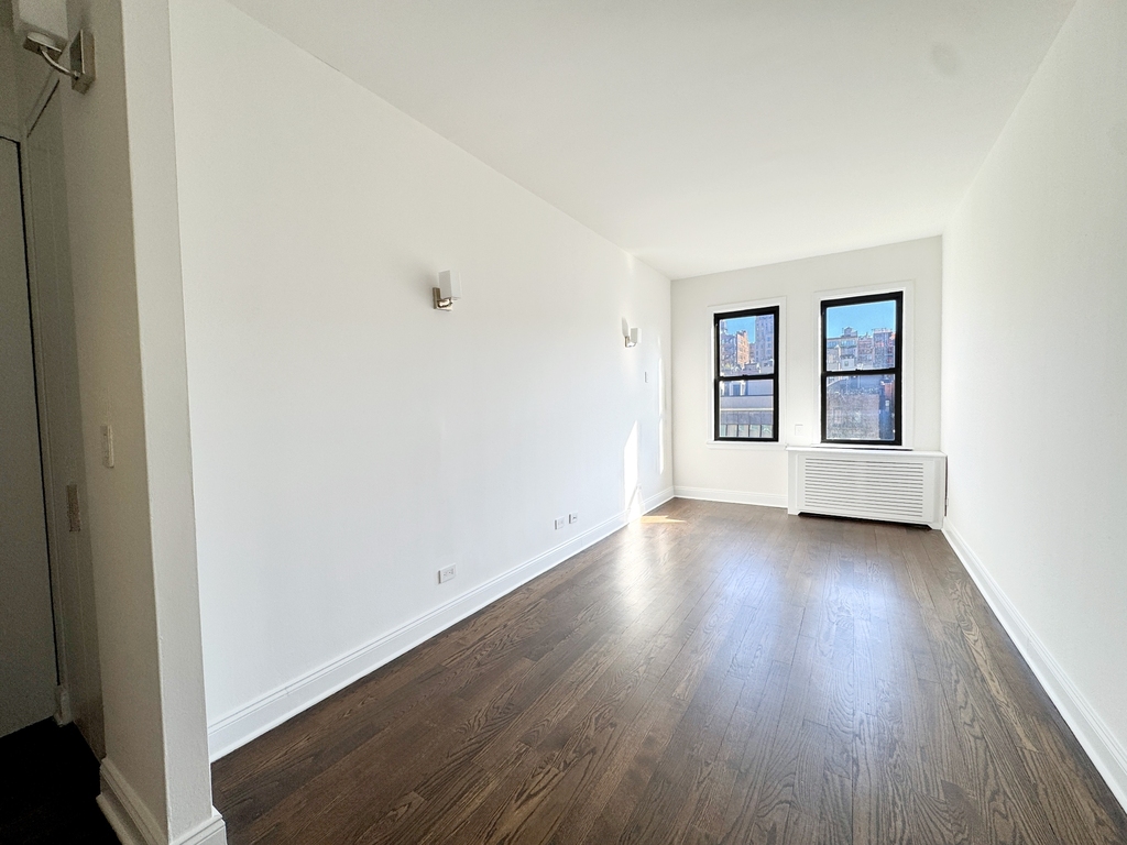 235 West 22nd Street - Photo 5