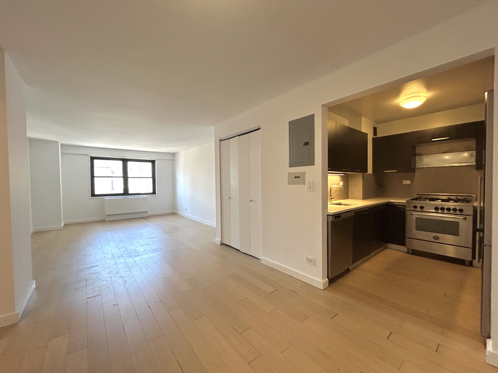 East 39th Street - Photo 0
