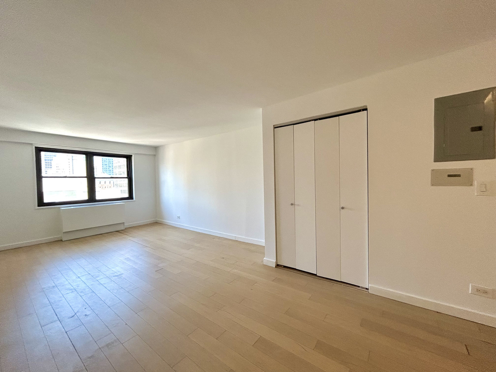East 39th Street - Photo 3