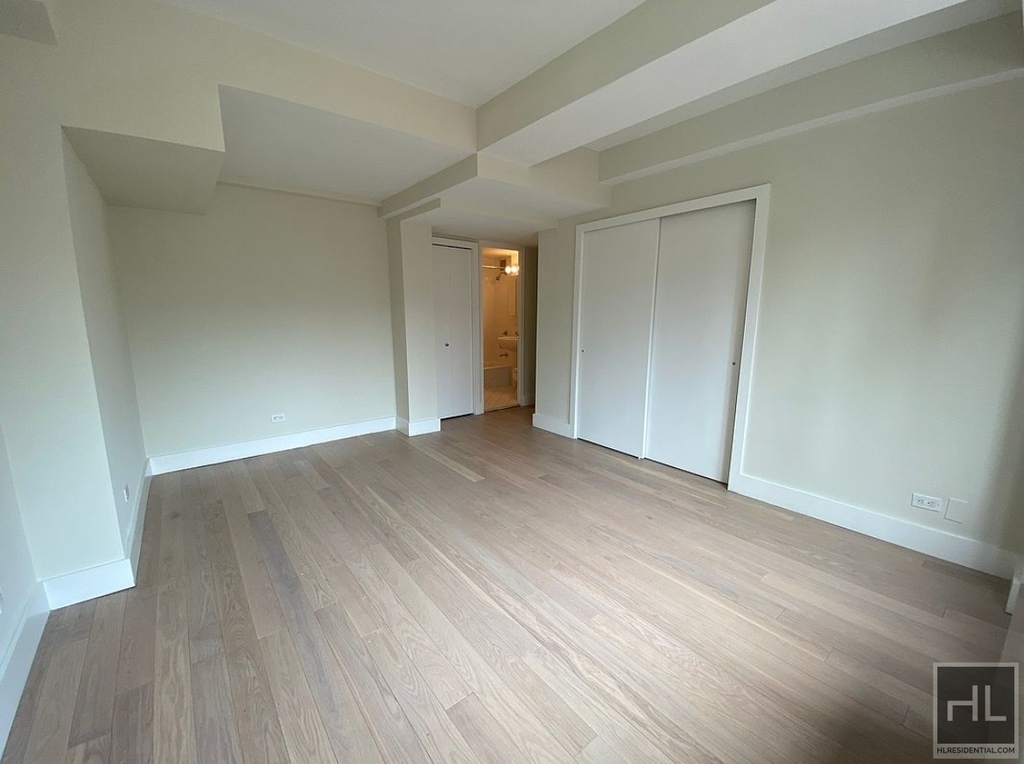 East 51st Street - Photo 3